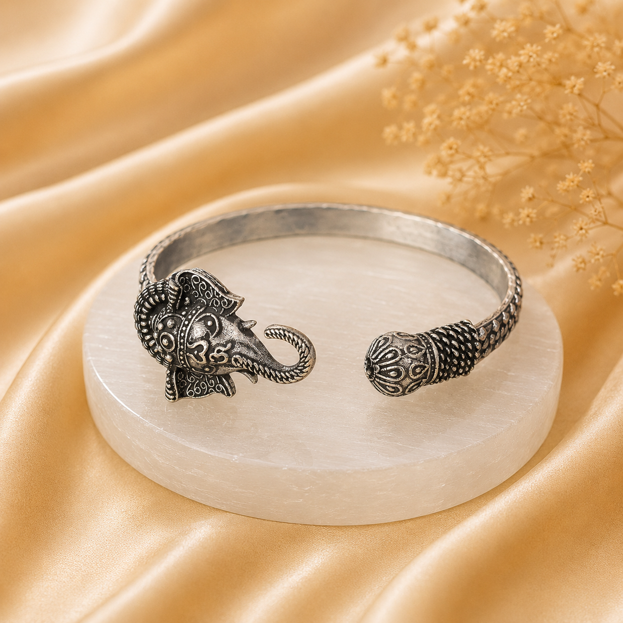 Ganpati Trident Kada โ Wisdom, Power & Protection - (๐๐ฎ๐ฒ๐ ๐๐๐ญ๐ ๐
๐ซ๐๐)